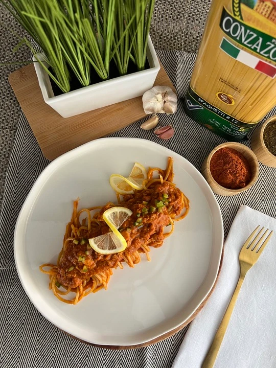 Imagen de Spaghetti con salsa de pimientos asados, atún y vino
